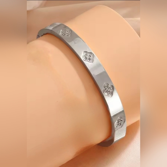 Silver Zirconia Bangle ✨ Elegant Stainless Steel Bracelet - Picture 3 of 5